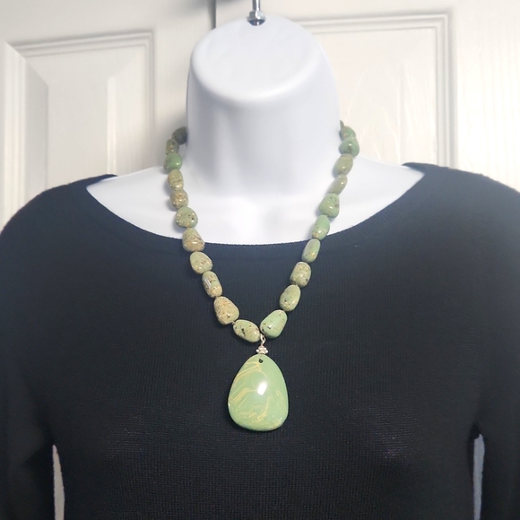 Fashion Necklace Green Glass Pieces Silvertone. 1 - Picture 2 of 6